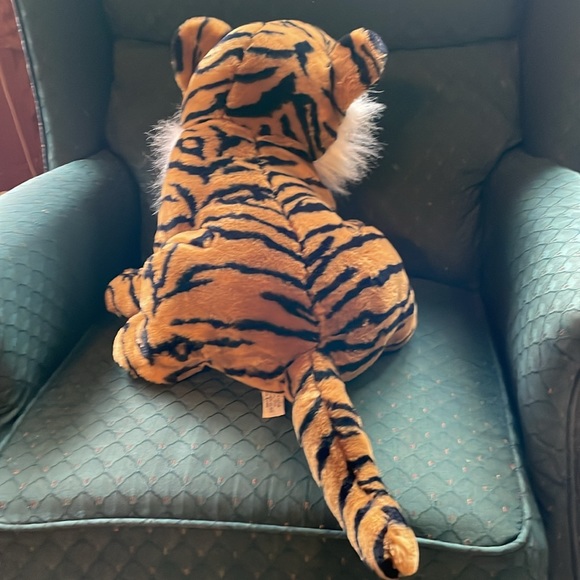 Large stuffed tiger imported by CWC - Picture 5 of 6
